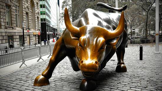 Les actions se tradent prudemment après la chute de Wall Street