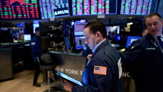 Мировые рынки падают после отступления в пятницу
